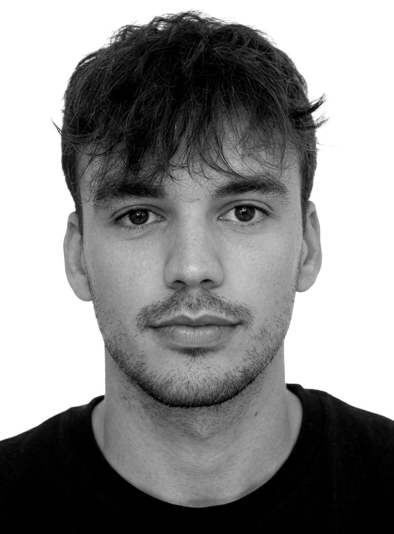 Retrato de Alex Sivera en blanco y negro.