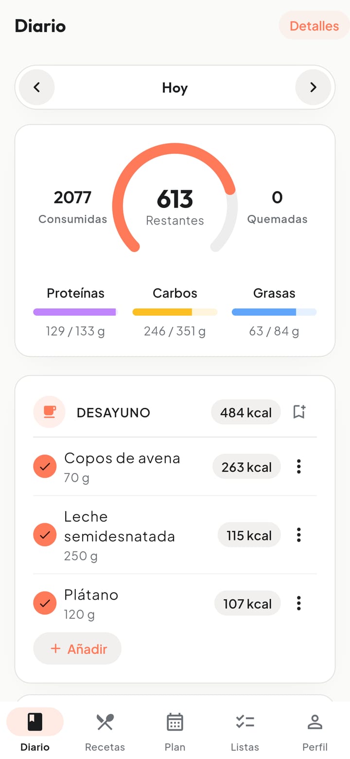 Diario de Kalibra: 2077 kcal consumidas y 613 restantes, macros del día y el desayuno con avena, leche y plátano.