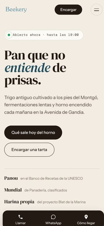 Portada móvil del diseño para Beekery: indicador de «Abierto ahora», titular «Pan que no entiende de prisas» y barra inferior con llamar, WhatsApp y cómo llegar.