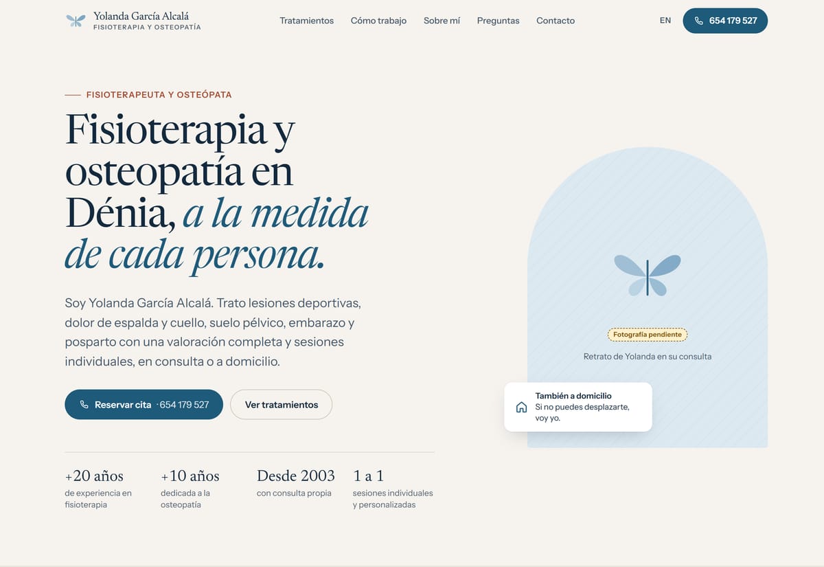 Portada del rediseño para Fisioterapia Dénia: titular en serif azul y botón para reservar cita.