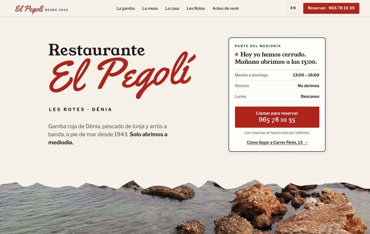 Portada del rediseño para El Pegolí: rótulo rojo sobre fondo de cal, placa con el horario de hoy y la costa de Les Rotes.